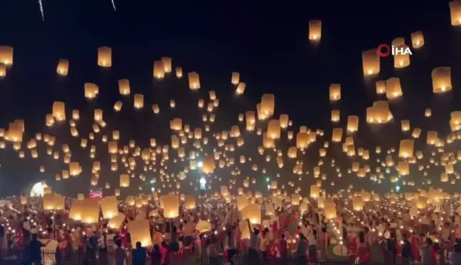 Tayland'da Yi Peng Festivali'nde Binlerce Dilek Feneri Uçuruldu