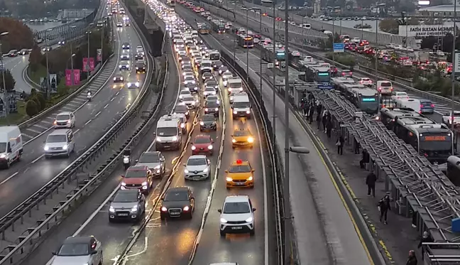 Öğrenciler ders başı yaptı, İstanbul trafiği kilitlendi