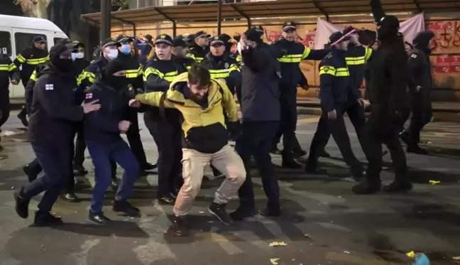 Gürcistan'da yol kapatıp çadır kuran protestoculara polis müdahalesi