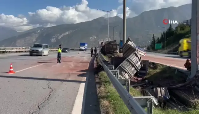 Hatay'da Fren Arızası Nedeniyle Kamyon Bariyere Çarptı