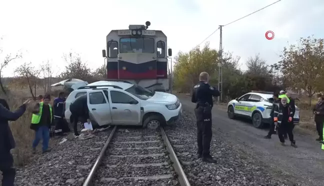 Malatya'da Yük Treni Hafif Ticari Araca Çarptı: 2 Yaralı