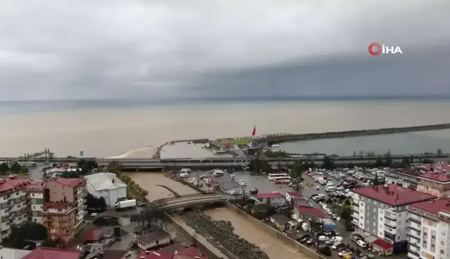 Rize'de Yoğun Yağışlar Denizin Rengini Değiştirdi