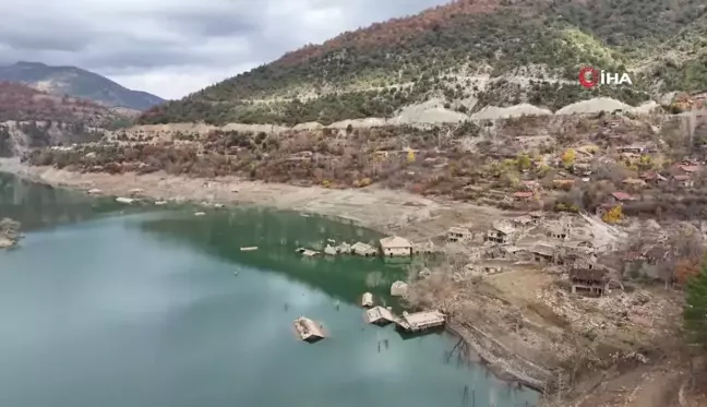 Isparta'da Sular Altında Kalan Darıbükü Köyü Sonbaharda Görsel Şölen Sunuyor