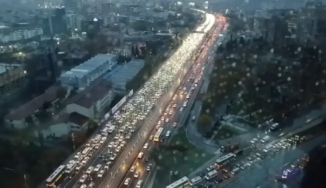 İstanbul'da Lodos ve Yağmur Trafiği Vurdu