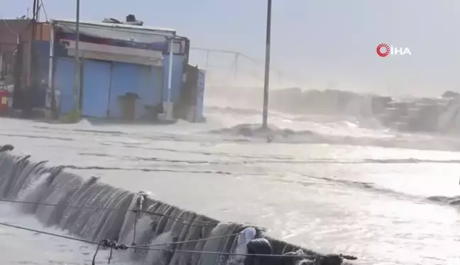 İstanbul'da Şiddetli Lodos Deniz Taşmasına Neden Oldu