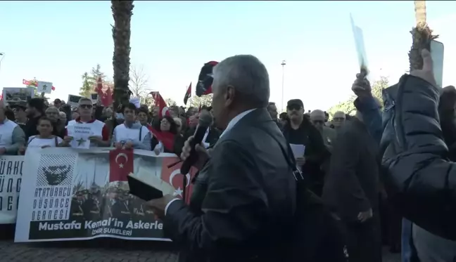 İzmir'de Emekli Askerler ve Vatandaşlar, Teğmenlerin İhraç Talebiyle Disipline Sevk Edilmesini Protesto Etti