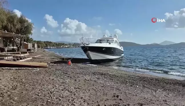 Bodrum'da Halatı Kopan Motoryat Karaya Vurdu