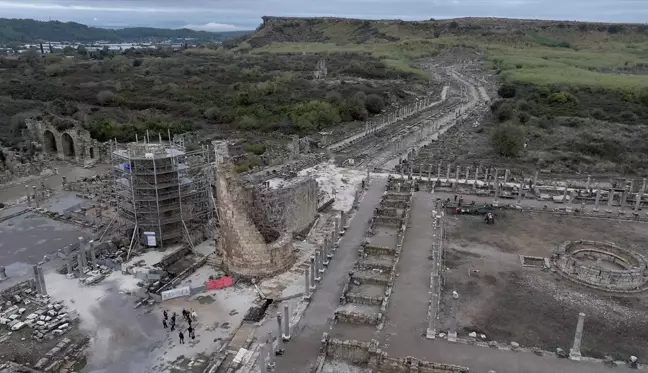 Perge Antik Kenti'nde 1800 Yıldan Sonra Kestros Çeşmesi Yeniden Faaliyette