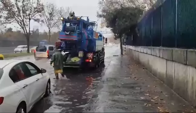 İstanbul'da Fırtına ve Sağanak Yağmur Hayatı Olumsuz Etkiledi