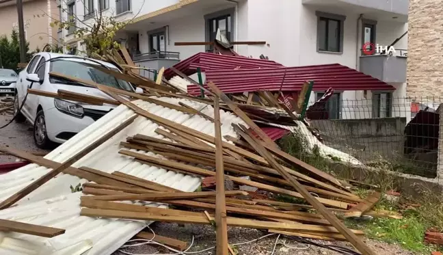 Kocaeli'de Şiddetli Fırtına: Çatı Uçtu, 6 Araç Hasar Gördü