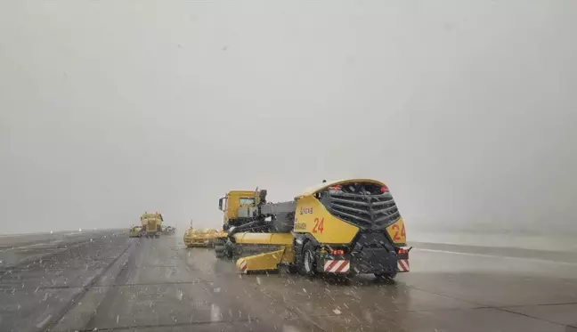 Sabiha Gökçen Havalimanı'nda Kar Yağışı Uçuşları Aksattı