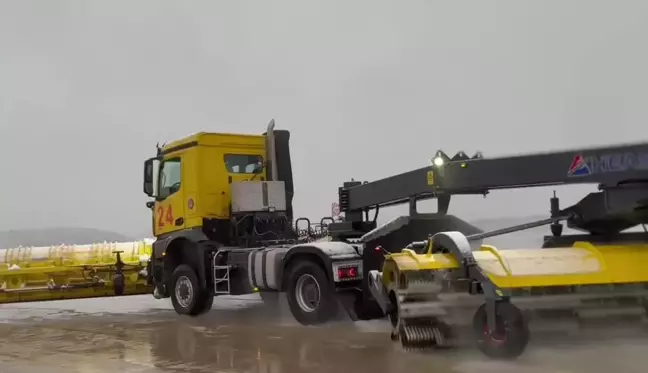 İstanbul'da Sağanak Yağış Kar Yağışına Dönüştü, Uçuşlarda Gecikmeler Yaşanıyor