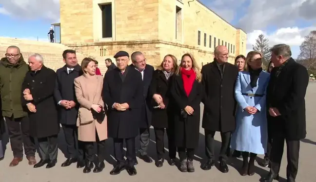 Özgür Özel, Öğretmenler Günü'nde Ailesi ve Öğretmenleriyle Anıtkabir'de.