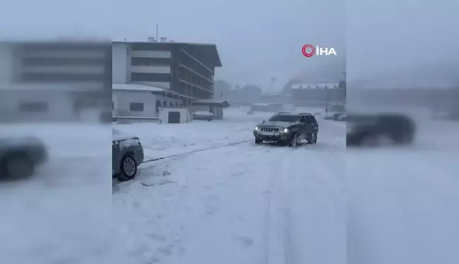 Uludağ'da Kar Kalınlığı 50 Santimetreye Ulaştı, Yolda Kalanlar Vatandaşlar Tarafından Kurtarıldı