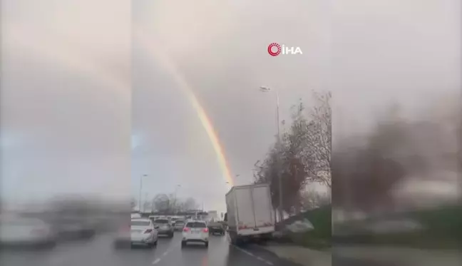 İstanbul'da Yağmur Sonrası Gökkuşağı Görsel Şöleni