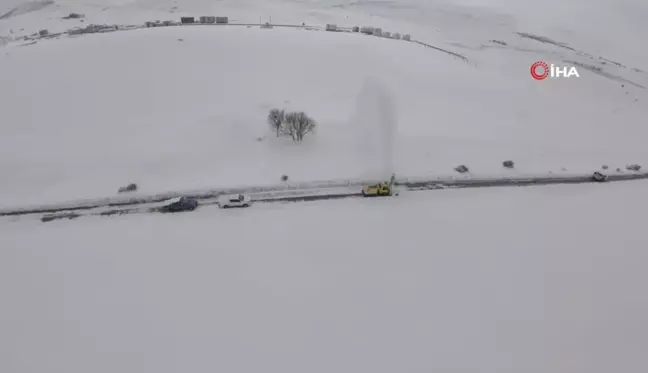 Bayburt'ta Kapalı Köy Yollarında Kar Temizleme Çalışmaları Devam Ediyor