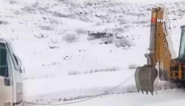 Siirt'te Mahsur Kalan Yolcu Minibüsü ve Akaryakıt Tankeri Kurtarıldı