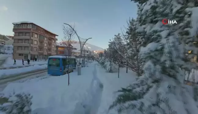 Bayburt'ta Kar Keyfi: İkiz Kardeşler ve Kuzenleri Eğlencenin Tadını Çıkarıyor