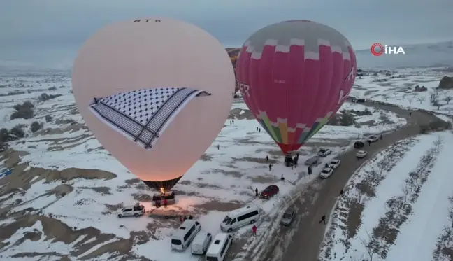 Kapadokya'da Barış İçin Kefiye Desenli Balonlar Havalandı