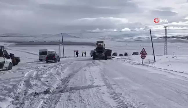 Buzlanan Yolda Kayan Tır Trafiği Kapattı