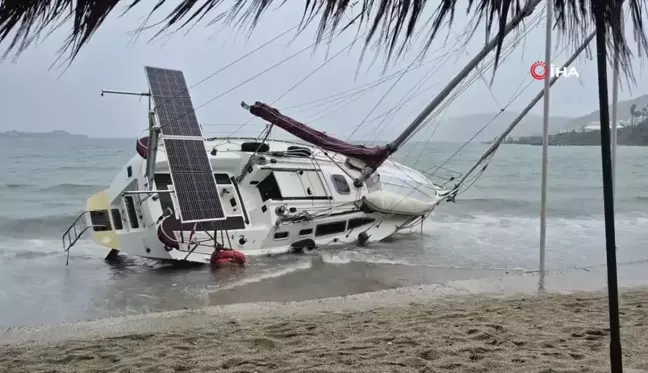 Bodrum'da Fırtına ve Yağış, Yelkenli Tekne Karaya Vurdu