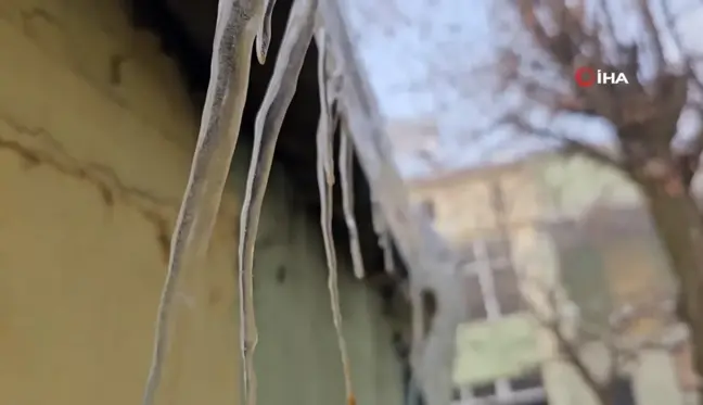 Bitlis'te Sibirya Soğukları Araçları Naylon Brandalarla Kapatmaya Yönlendiriyor