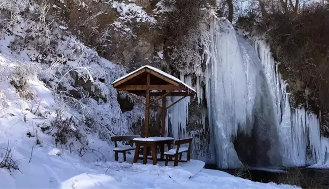 Bayburt'ta hava sıcaklığı eksi 20 derece: Sarıkayalar Şelalesi buz tuttu