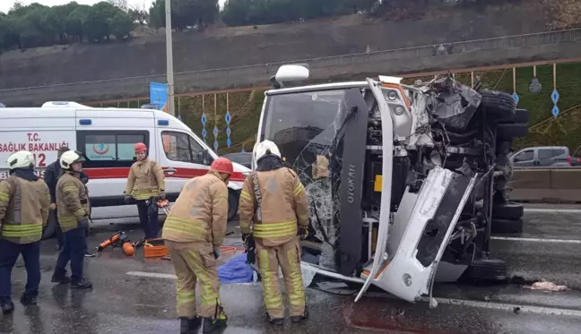 Maltepe'de servis minibüsü devrildi: 1 ölü, 4 yaralı