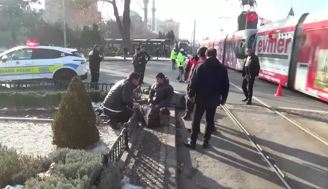 Tramvay Kazasında Yaralanan Baba Oğlunu Teselli Etti