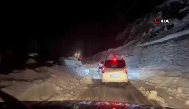 Ayder Yaylası Yoluna Çığ Düştü, Trafik 1 Saat Aksadı