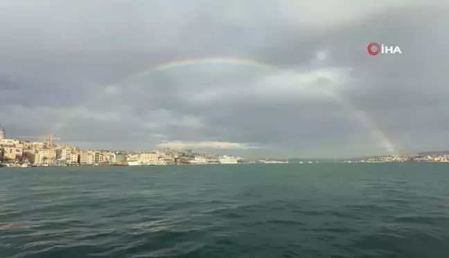 İstanbul Boğazı'nda Gökkuşağı Görsel Şöleni