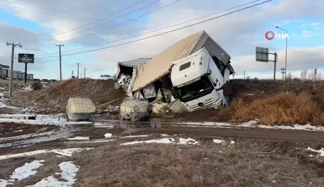 Sivas'ta Tır 900 Kilometre Yol Katettikten Sonra Devrildi