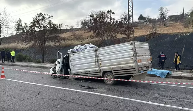 Gaziantep'te Kamyonet Tıra Çarptı: 1 Ölü