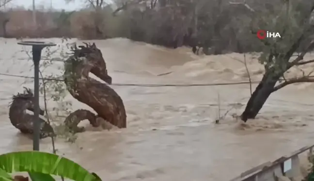 Manavgat'ta Sağanak ve Dolu Hayatı Felç Etti