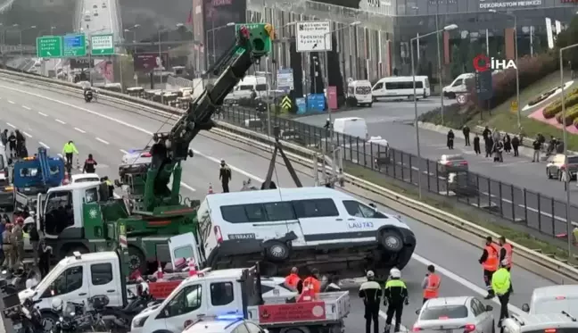 Sarıyer Seyrantepe'de TEM otoyolunda okul servisi devrildi