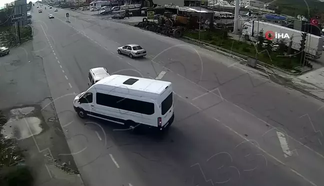 Tatvan'da KGYS Kameralarına Yansıyan İlginç Trafik Kazaları