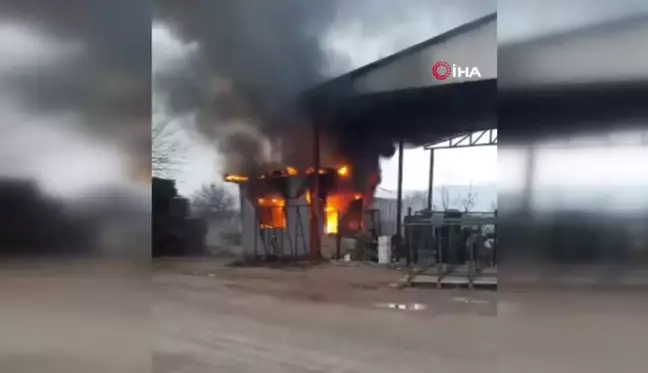 İnegöl'de Hurdacıya Ait Konteyner Büro Yangınla Kül Oldu