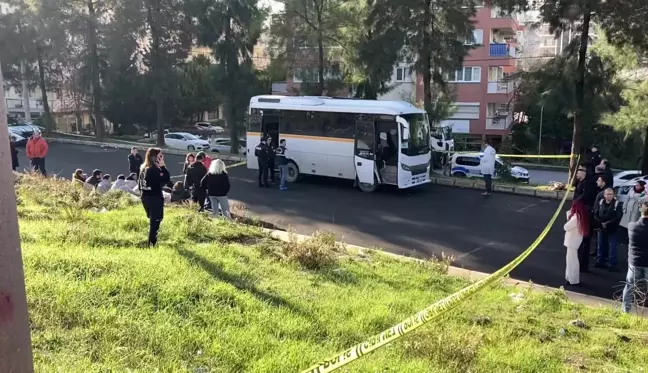 İzmir'de Okul Servisi Tıra Çarptı: 1 Öğrenci Hayatını Kaybetti