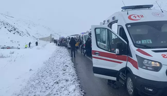 Erzincan'da Yolcu Otobüsü Şarampole Devrildi