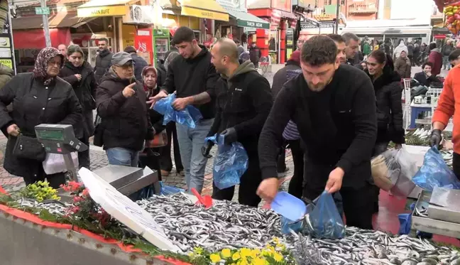 Hamsinin fiyatını gören kuyruğa girdi! Poşet poşet aldılar