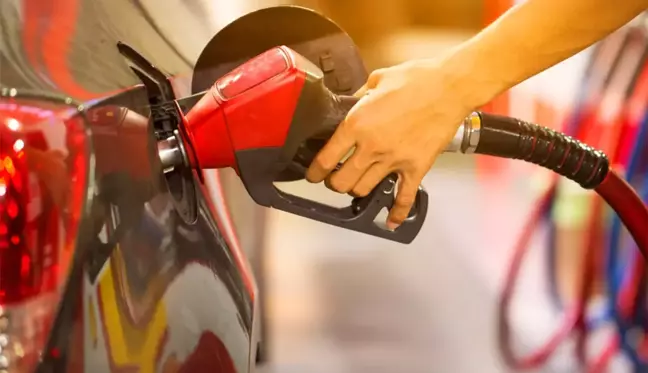 Benzine gece yarısı sessiz sedasız 1 lira 25 kuruş zam geldi