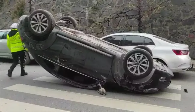 Kağıthane'de Otomobil Park Halindeki Araçlara Çarptı: Bir Yaralı