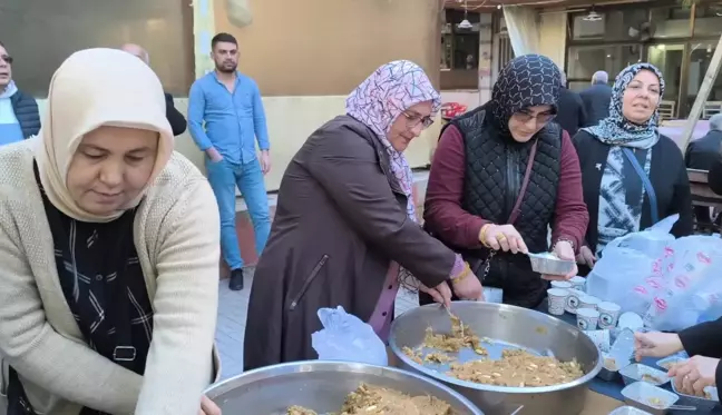 Ferdi Tayfur Anısına Helva Dağıtımı Yapıldı