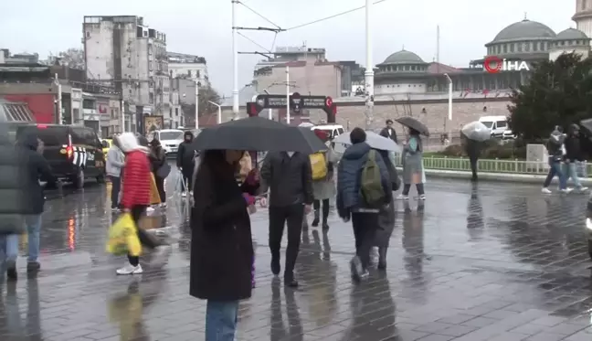 Taksim'de Soğuk ve Yağışlı Hava Etkisini Sürdürüyor