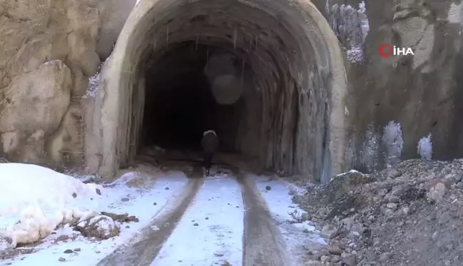 Yusufeli'ndeki 'Korku Tüneli'nde Buz Sarkıtları Endişe Kaynağı