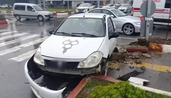 Antalya'da Trafik Kazası: 3 Yaralı