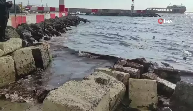 Poyraz Fırtınası Marmara Denizi'Ni Kızıl Renkte Boyadı