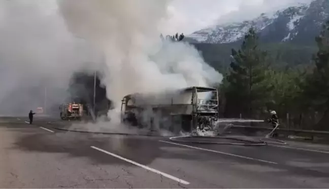 Adana-Pozantı Otoyolu'nda yolcu otobüsünde yangın çıktı