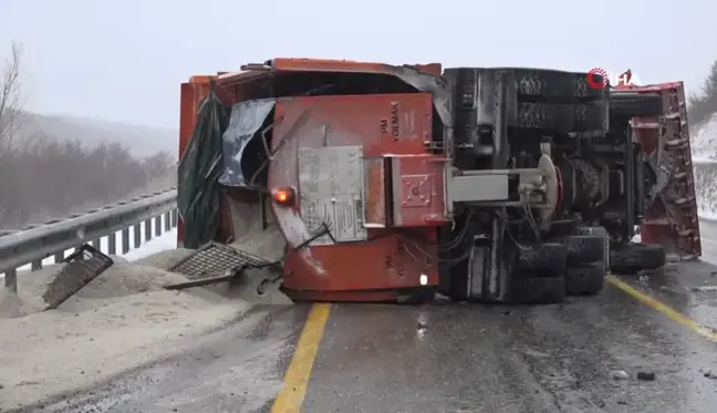 Kırklareli'nde Kar Küreme Aracı Devrildi: 2 Yaralı