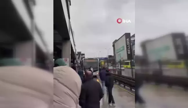 Metrobüs Durağına Ulaşamayan Yolcular İsyan Etti